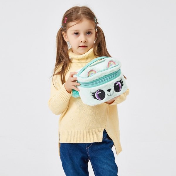 Fluffy Eyes Travel Toiletry Bag green