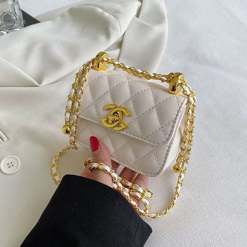 Diamond-Stitch Chain Mini Bag7